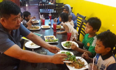 Chinese Man named a Hero as he Helped a Malay Family to Break Fast - World Of Buzz