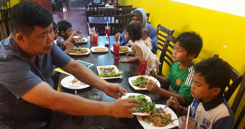 Chinese Man named a Hero as he Helped a Malay Family to Break Fast - World Of Buzz