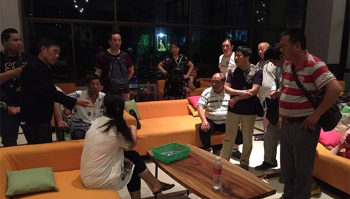 Chinese tourist Dumped by their Guide during Budget Tour in Thailand - World Of Buzz