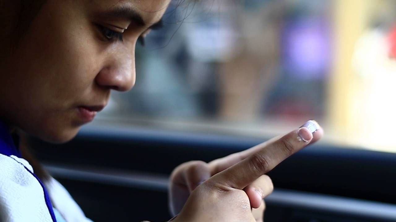 It Is Now ILLEGAL in Malaysia to Touch Your Phone While Driving - World Of Buzz