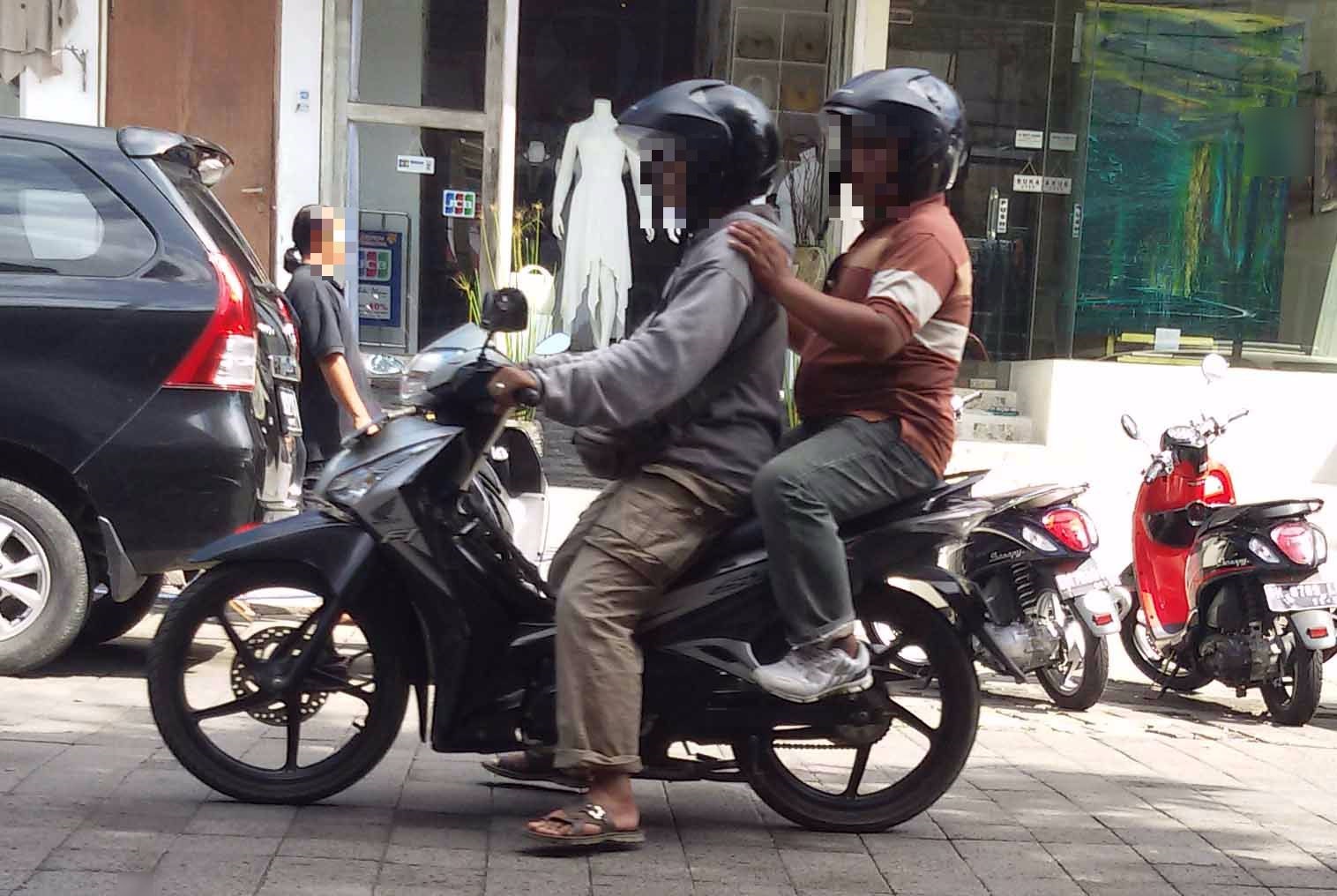 "Orang puasa la, B**i!" as Indian Girl Got Scolded for Eating Breakfast in Car - World Of Buzz 3