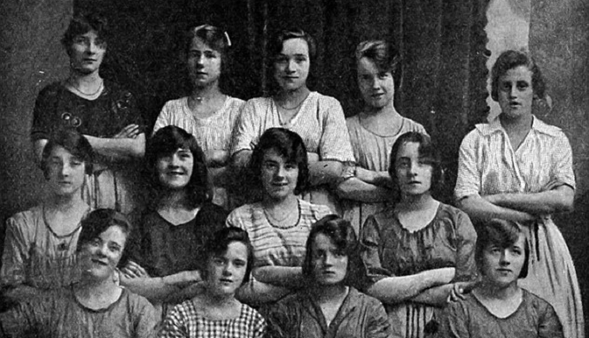 Spooky revelation of an Extra Hand in the picture - World Of Buzz 6