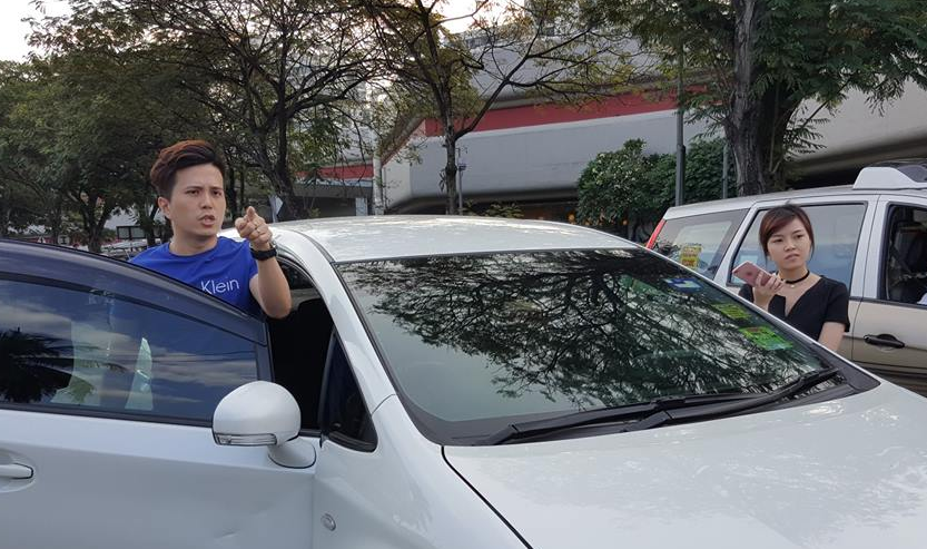 Ah Beng shouts, "DO YOU KNOW WHO I AM?" and then Runs Away - World Of Buzz