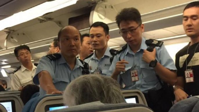 Chinese Woman throws cup of OJ at Flight Attendant over Dispute of Kid's Meals - World Of Buzz 3