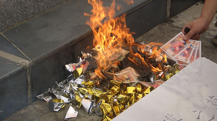 Father Gives Hell Money To Gambling Son To Pay Off 'Ah Longs' - World Of Buzz 1