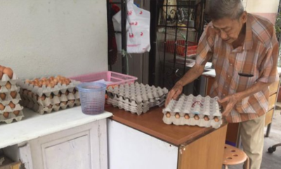 Humble Singaporean Elderly Sells Eggs For Only RM0.30 Each, Kind Netizens Give Support - World Of Buzz