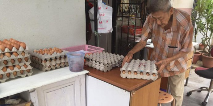 Humble Singaporean Elderly Sells Eggs For Only RM0.30 Each, Kind Netizens Give Support - World Of Buzz
