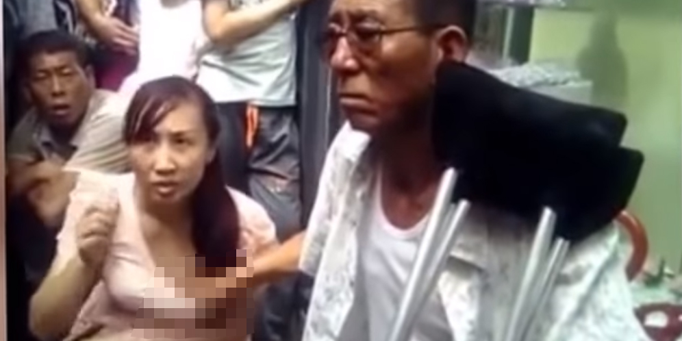 Man holds on to woman's BOOBS to read her Fortune - World Of Buzz 3