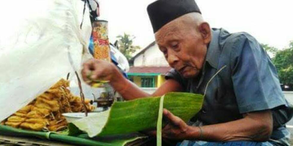 95-Year-Old Man Walks Over Astonishing 40km Everyday For Work - World Of Buzz 4