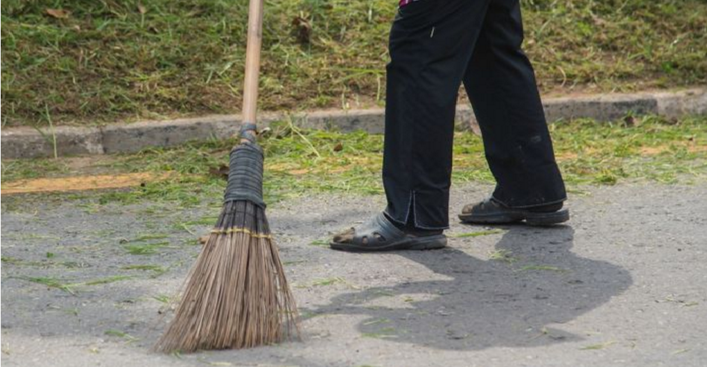 Kindhearted Malaysian Man Starts Sweeping The Road Voluntarily, The Reason Why Is So Sweet - World Of Buzz 2