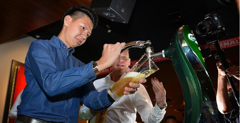 Lucky Singaporean Gets Chosen As Carlsberg's Beer Taster That Pays RM62,000 For 4 Hours! - World Of Buzz