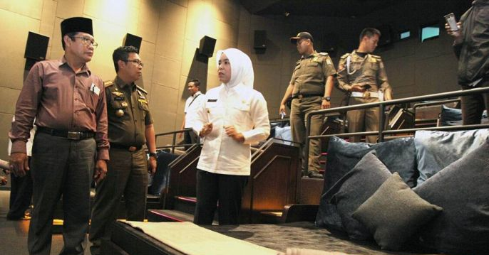Indonesian Luxury Movie Theater Closed Because It Could Promote Sexual Misconduct - World Of Buzz 4