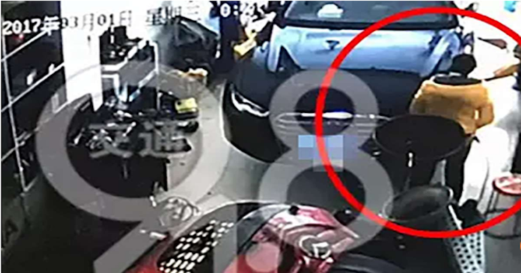 Pregnant Chinese Woman Walks Into Garage, Delivers And Abandons Baby - World Of Buzz 2