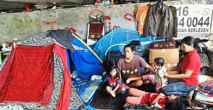 Impoverished Family with 9-month-old Baby Live Under Flyover in Poor Condition - World Of Buzz 1