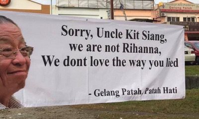 Banners with Pop Song Lyrics Targeting Lim Kit Siang Mysteriously Appear in Gelang Patah - World Of Buzz 5