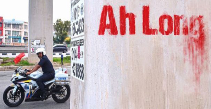 Loan Shark Forced to Pay RM20k Bribe to Cops, Teams Up with MACC to Expose Them - World Of Buzz