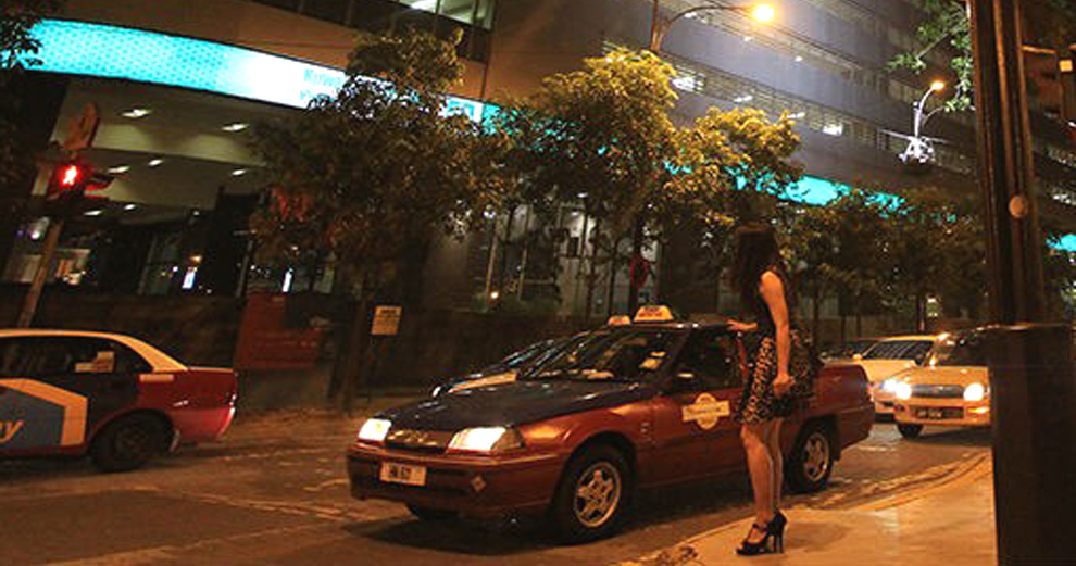 Malaysian Man Who Crossdressed Gets Fined After Saying "Hai Bang, Jom Hotel" to Policeman - World Of Buzz