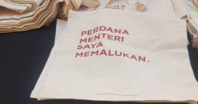Shopping Bags Printed with "My Prime Minister is Embarrassing" Spotted in Petaling Jaya Mall - World Of Buzz 4
