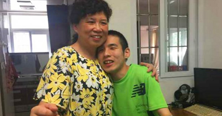 This 'Tiger Mum' Helped Her Son with Cerebral Palsy Become A Successful Translator - World Of Buzz 2