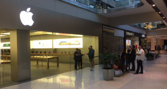 Crowd Turnout for Launch of iPhone 8 and 8 Plus Underwhelmingly Small - WORLD OF BUZZ 7