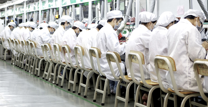 Man Slips Into Factory Manufacturing iPhone in China and Discovers The Brutal Truths - WORLD OF BUZZ