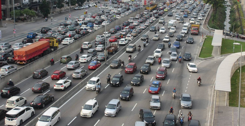 Massive Standstill On The LDP Caused By Fatal Car Crash - WORLD OF BUZZ 6