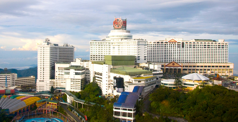 M'sian Guy Slips and Falls to His Death While Taking Photos in Genting Highlands - WORLD OF BUZZ 3