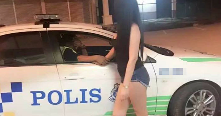 Johor Policeman Caught 'Flirting' with Woman Has Been Removed From Patrol Unit - WORLD OF BUZZ 1