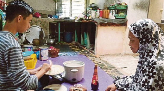 Malaysian Teen Refuses to Go to School to Take Care of Blind Grandmother - WORLD OF BUZZ 1