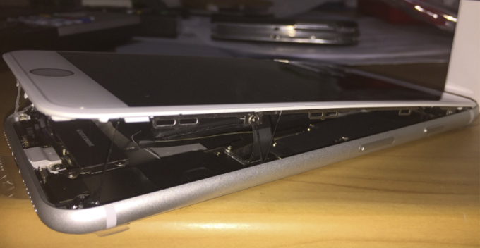 Netizens Worry After 2 iPhone 8 Plus Burst With Screens Detach From Body - WORLD OF BUZZ