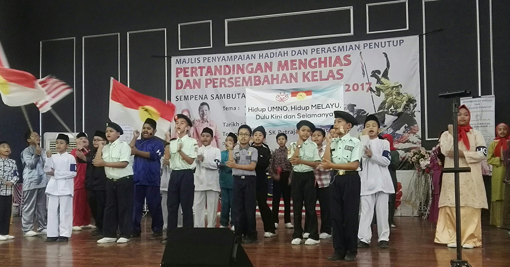 Primary Students Made to Sing UMNO Song and Wave UMNO Flags During School Event - WORLD OF BUZZ 6