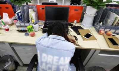 Lady Frequently Sleeps on Hand During Break, Suffers Nerve Damage and Requires Surgery - WORLD OF BUZZ 1