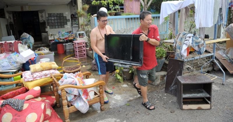 Penang Hawker Almost Lost RM11,000 Worth Of Cash Hidden Under Bed During Flood - WORLD OF BUZZ 1