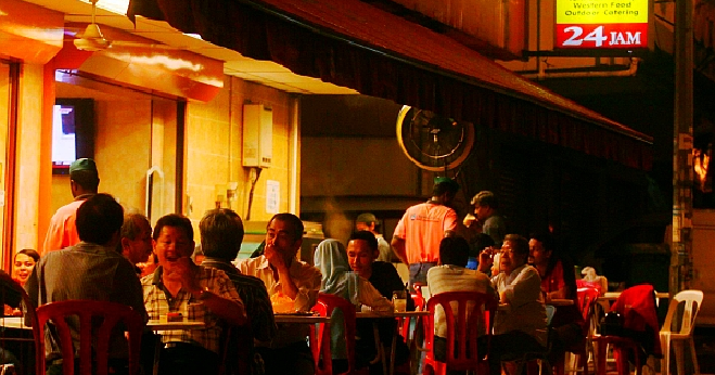 "24-Hour Eateries Encourage Malaysians to Have Unhealthy Lifestyle," Doctor Says - WORLD OF BUZZ 3