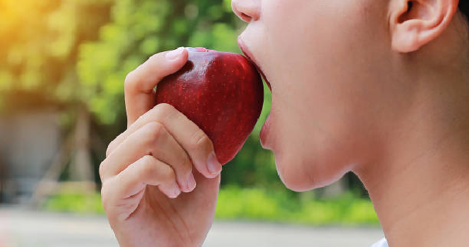 Eating Tomatoes and Apples Help Smokers Repair Damaged Lungs, Study Suggests - WORLD OF BUZZ 2