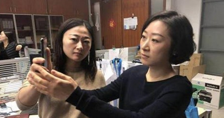 Woman Gets 2 Refunds Because Her iPhone X Unlocks After Detecting Her Colleague's Face - WORLD OF BUZZ 3