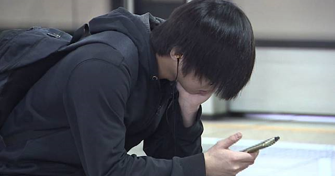 Study Shows Using Mobile Phone with One Hand Damages Your Body the Most - WORLD OF BUZZ 1