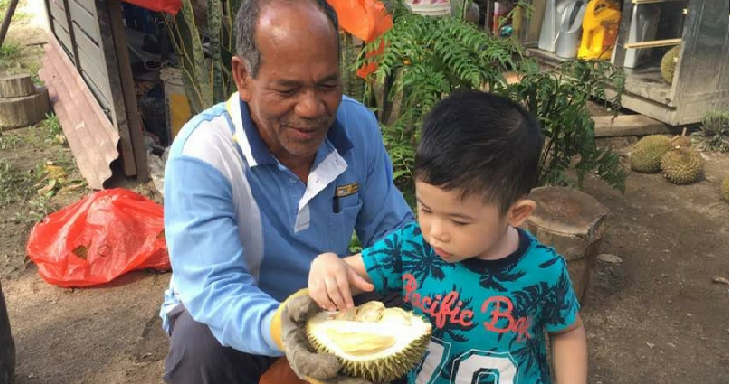 This Man Lets His Customers Try His Durian For Free and - WORLD OF BUZZ