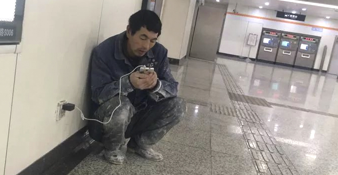 This Migrant Worker Walks to Subway Station Every Night, The Reason Will Make You Cry - WORLD OF BUZZ