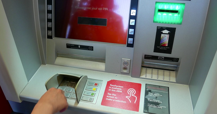 Here's What M'sians NEED to Know When Withdrawing Money Overseas - WORLD OF BUZZ