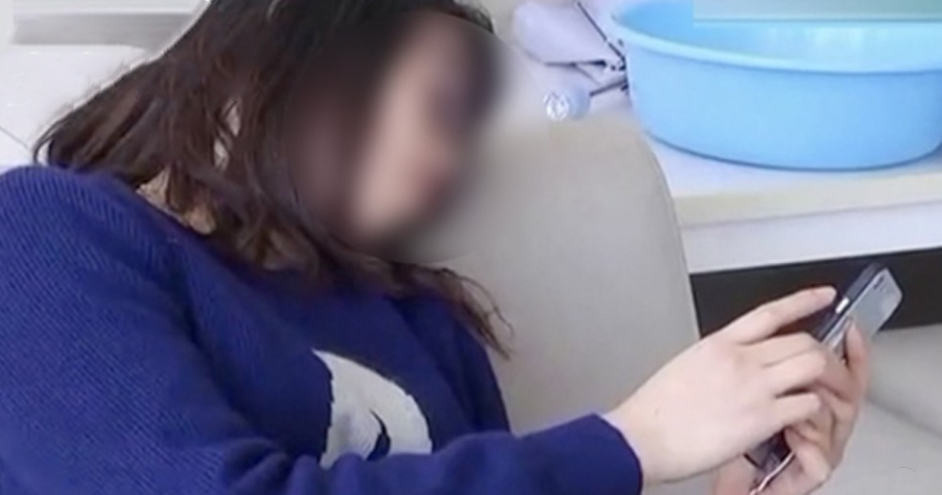 Woman Suffers Blood Clot in Brains After 20 Hours of Being on Phone - WORLD OF BUZZ 3