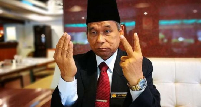 Raja Bomoh Backs Out of Bagan Datuk Race GE14 - WORLD OF BUZZ 1