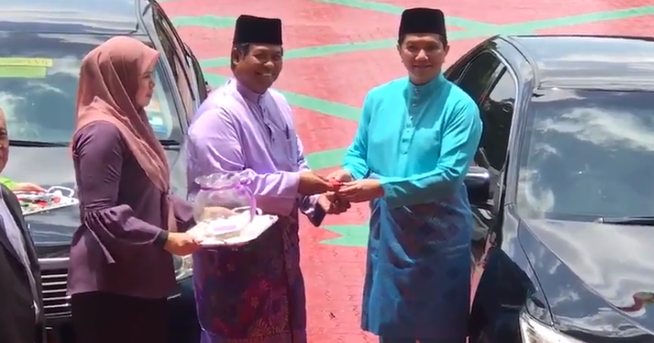 Selangor's MB Exhibits Humility As He Returns Official Car And Used Grab To Get Home - WORLD OF BUZZ