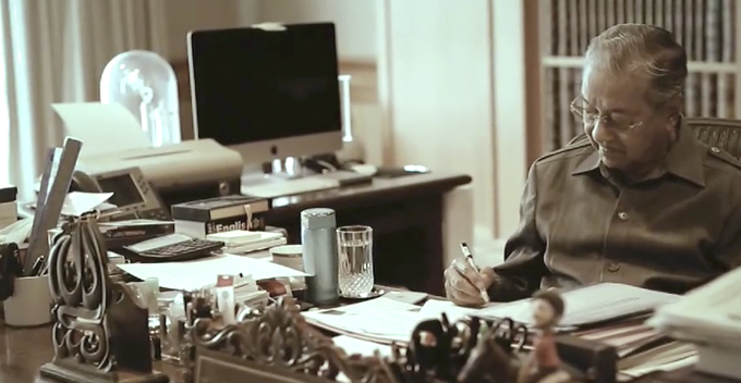 Tun Mahathir Prepares This Message For All the Young Malaysians Out There - WORLD OF BUZZ