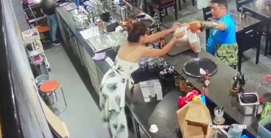 UberEats driver stealing iPhone caught on camera. - WORLD OF BUZZ 8