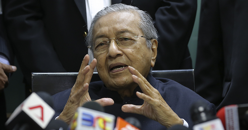 "I Was Not Behind the 20-Hour-Long Raid in Najib's Home," Says Mahathir - WORLD OF BUZZ