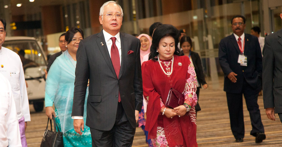 Now everyone can fly? Najib and Rosmah off Immigration Department blacklist - WORLD OF BUZZ 1