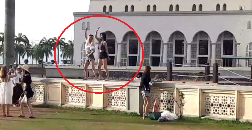Disrespectful Tourists Caused Temporary Ban By KK City Mosque - WORLD OF BUZZ 5