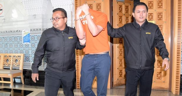 Najib's Special Officer Arrested in 1MDB Probe After Giving Statement at MACC - WORLD OF BUZZ