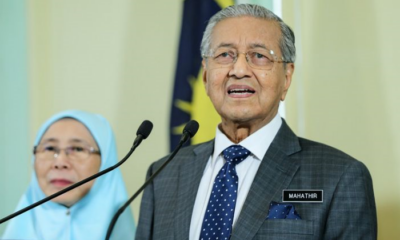 Mahathir: Top Civil Servants Will Need to Take English Language Competency Tests - WORLD OF BUZZ
